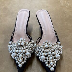 Black lace kitten heel